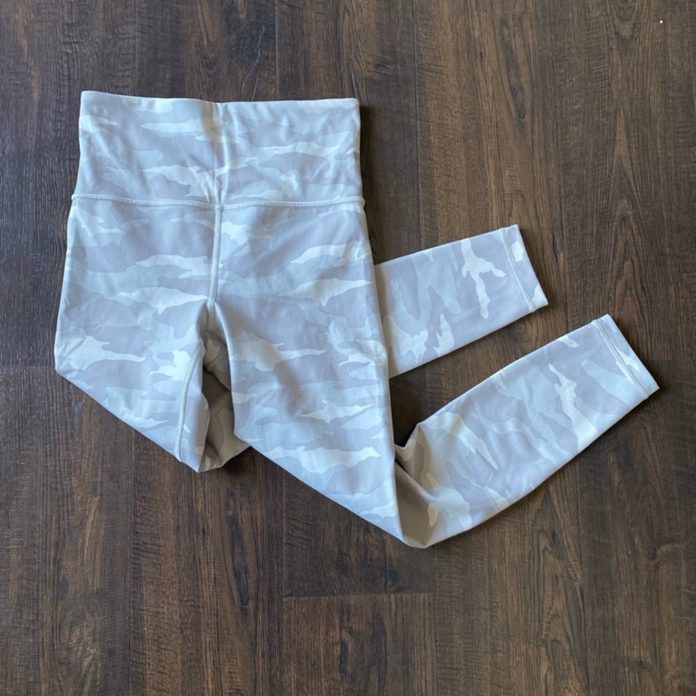 athleta women's XS elation 7/8 tight workout high rise yoga camo leggings 24”